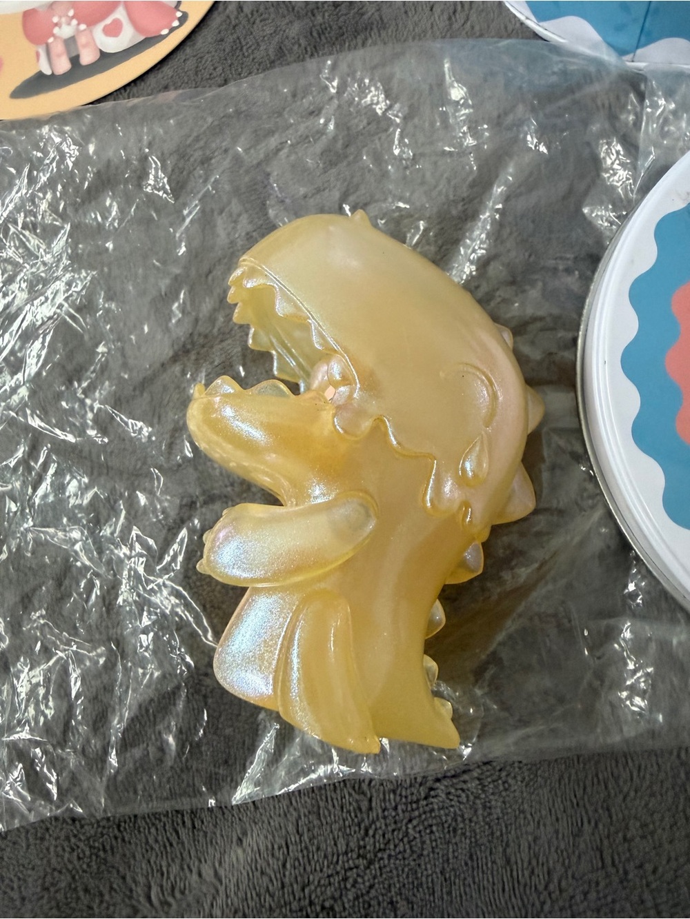 Umasou Diaper! Decorative Tin with Yellow/ Gold iridescent Umasou inside. - Picture 4 of 6